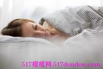 青春痘痤疮产生和加重跟作息时间有很大关系-健康吃瘦网