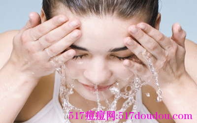 女人下巴长痘痘到底是什么原因？