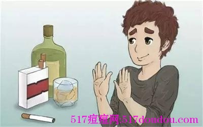 脸上长痘痘吃什么好？