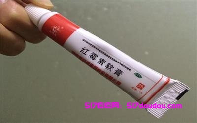 红霉素软膏的作用对痘痘有什么用？